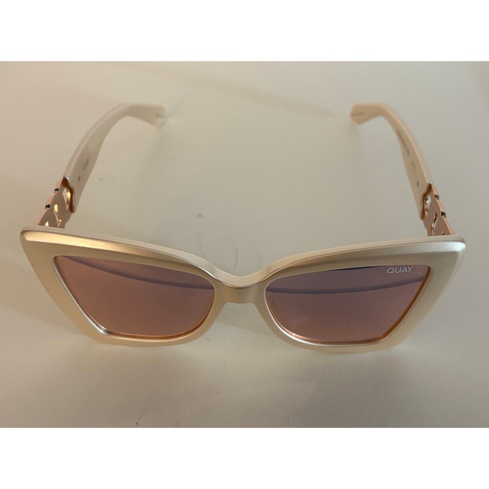 Quay Australia Cat Eye Chain Link Sunglasses – Pearl White/Rose Gold